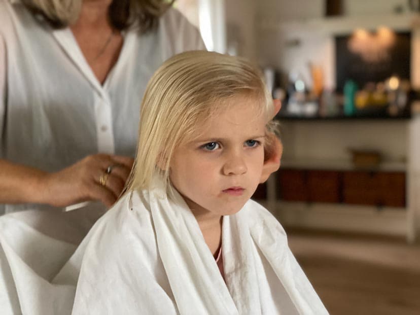 Grossmutter bürstet die Haar vom Enkelkind