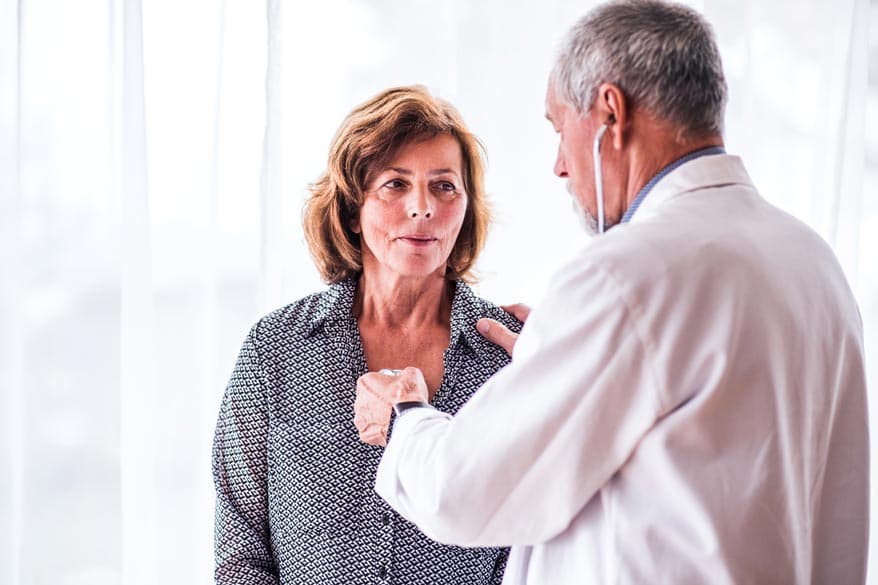 Arzt untersucht Seniorin