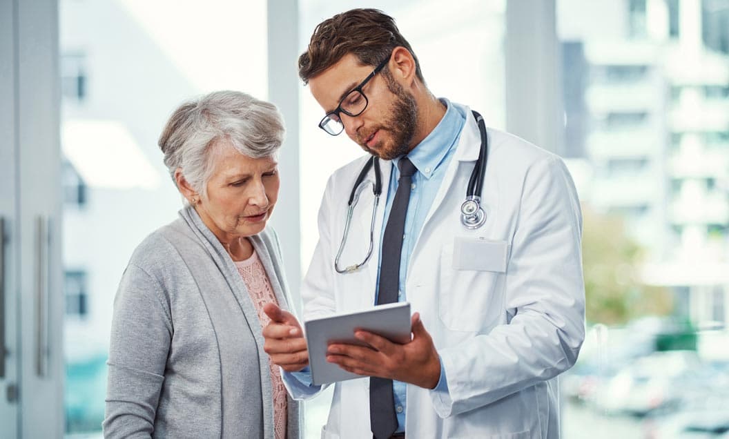 Arztgespräch mit Seniorin
