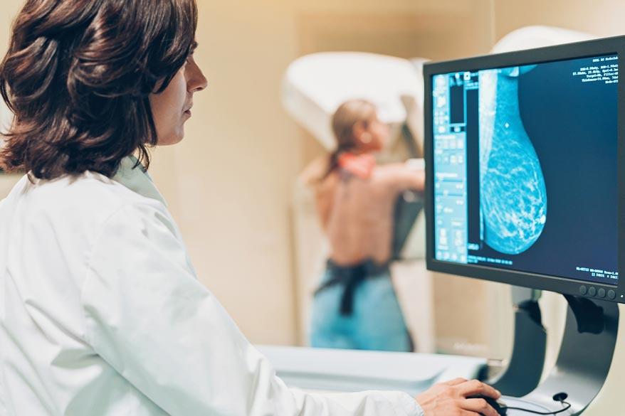 Ärztin schaut sich eine Mammografie an
