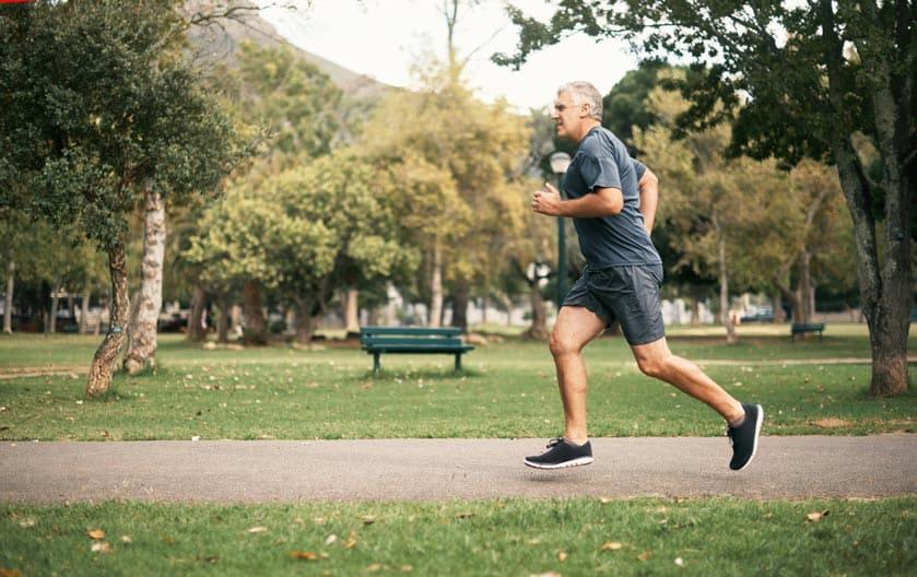 Älterer Mann am Rennen im Park