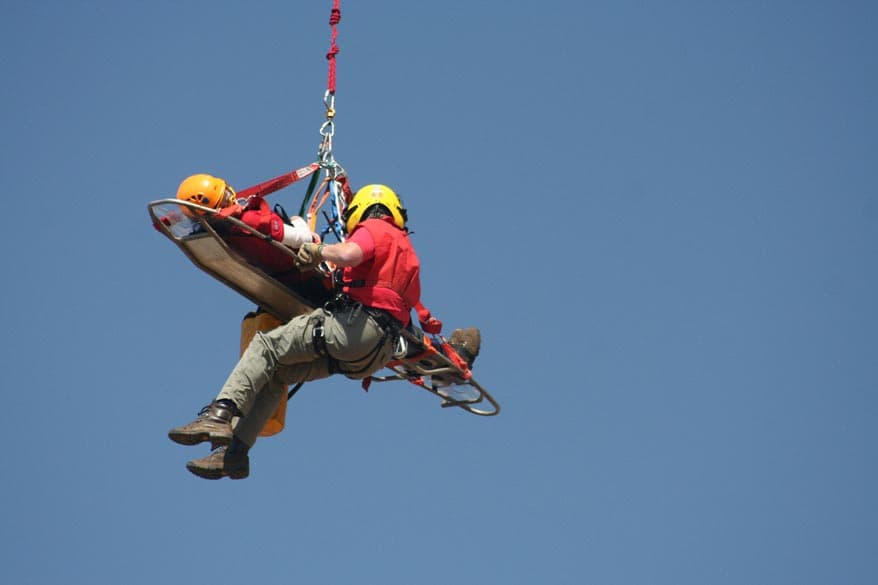 Rettungshubschrauber transportiert einen Menschen