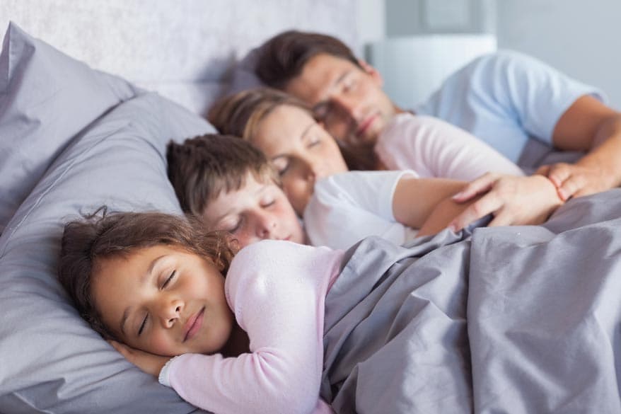 Familie im Bett am schlafen