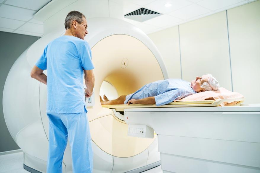 Senior wird wegen Prostata mit einer Magnetresonanztomographie untersucht