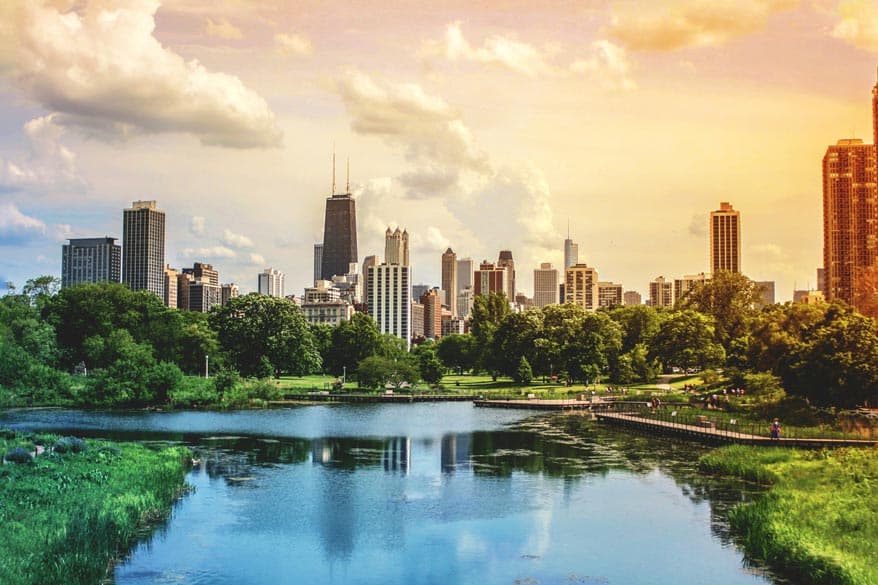 Skyline einer grossen Stadt mit See im Park