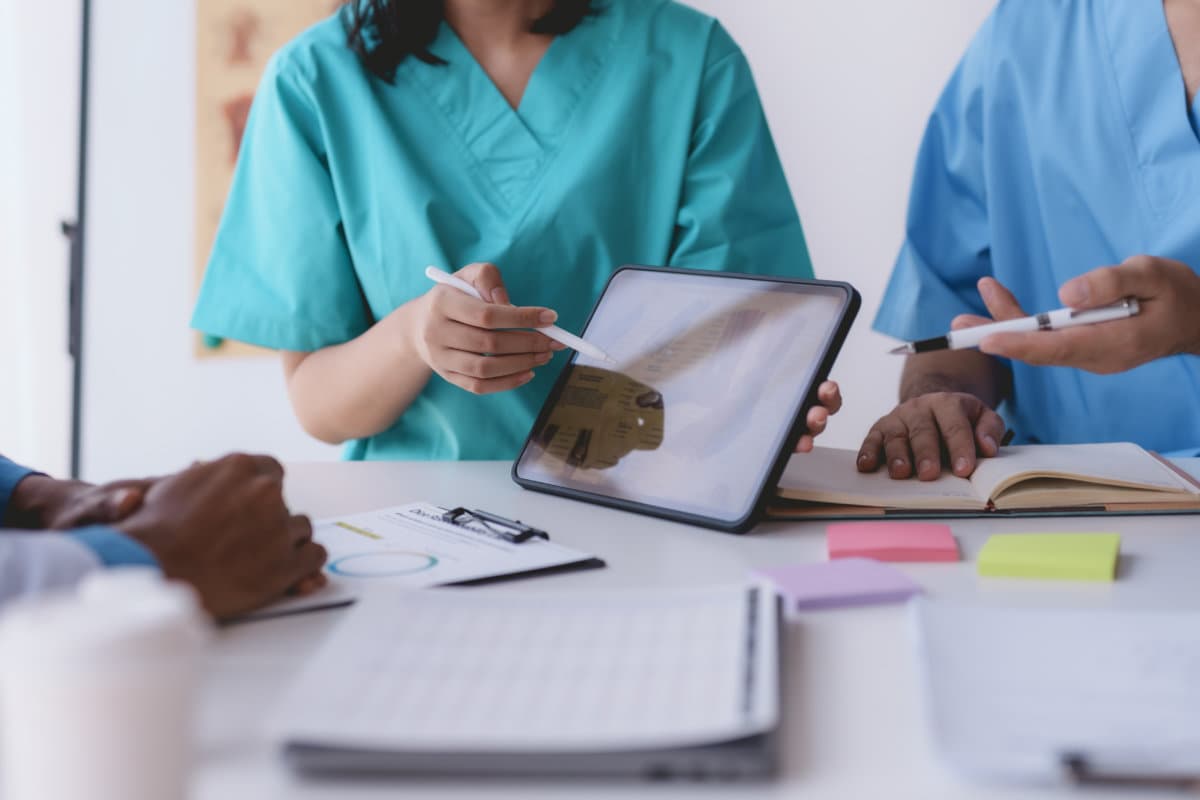 Erfolgreiche Ärzte diskutieren während des Treffens über die Diagnose.