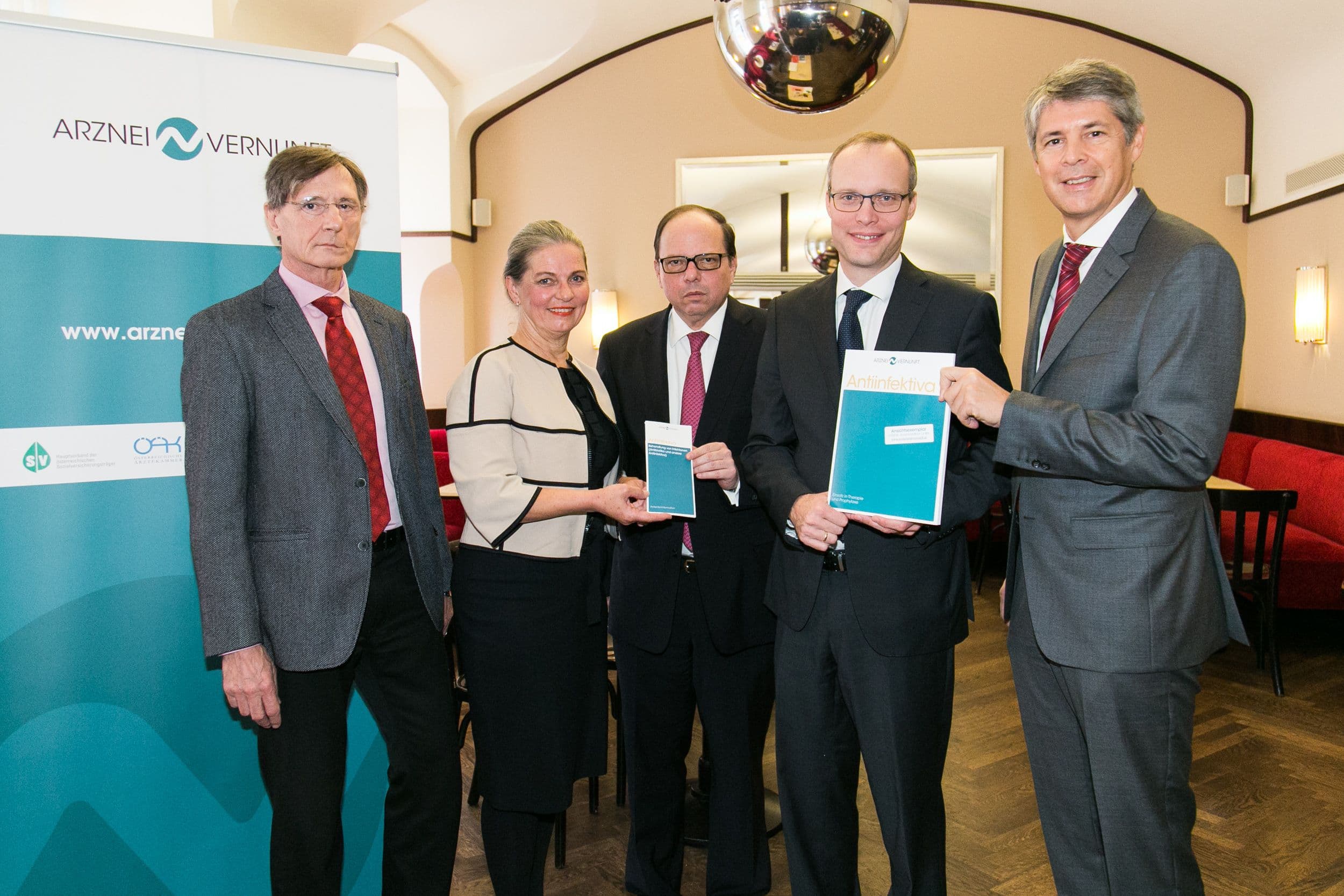 Im Bild v.l.n.r.: Univ.-Prof. Dr. Ernst Singer, Mag.pharm. Dr. Ulrike Mursch-Edlmayr, a.o. Univ.-Prof. Dr. Thomas Szekeres, Mag. Dr. Alexander Biach, Mag. Martin Munte