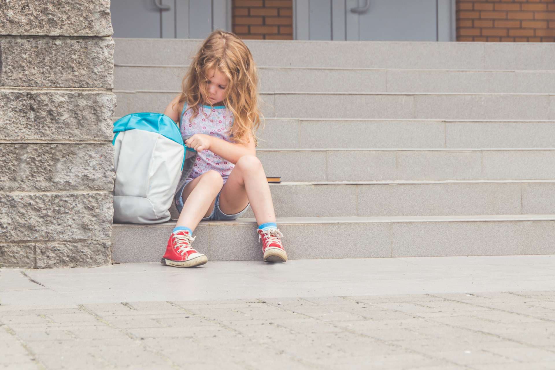 an einem sonnigen Schultag, Kindergartenruhe Mädchen, ein Kind auf der Straße in der Pause
