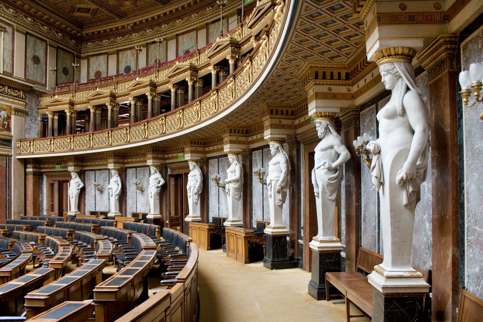 Innenaufnahme des Plenarsaals im österreichischen Parlament.