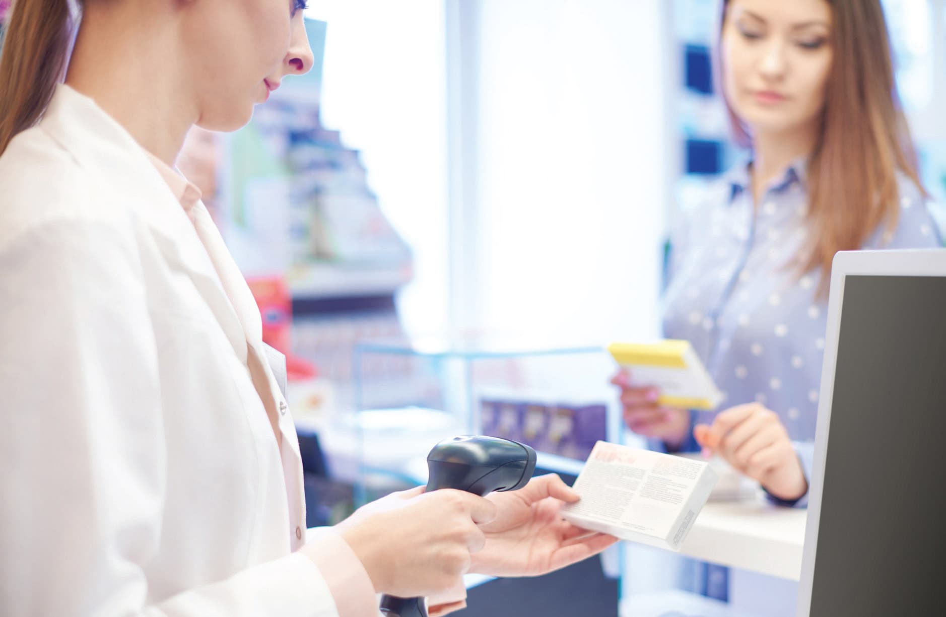 Mitarbeiter in einem pharmazeutischen Labor.