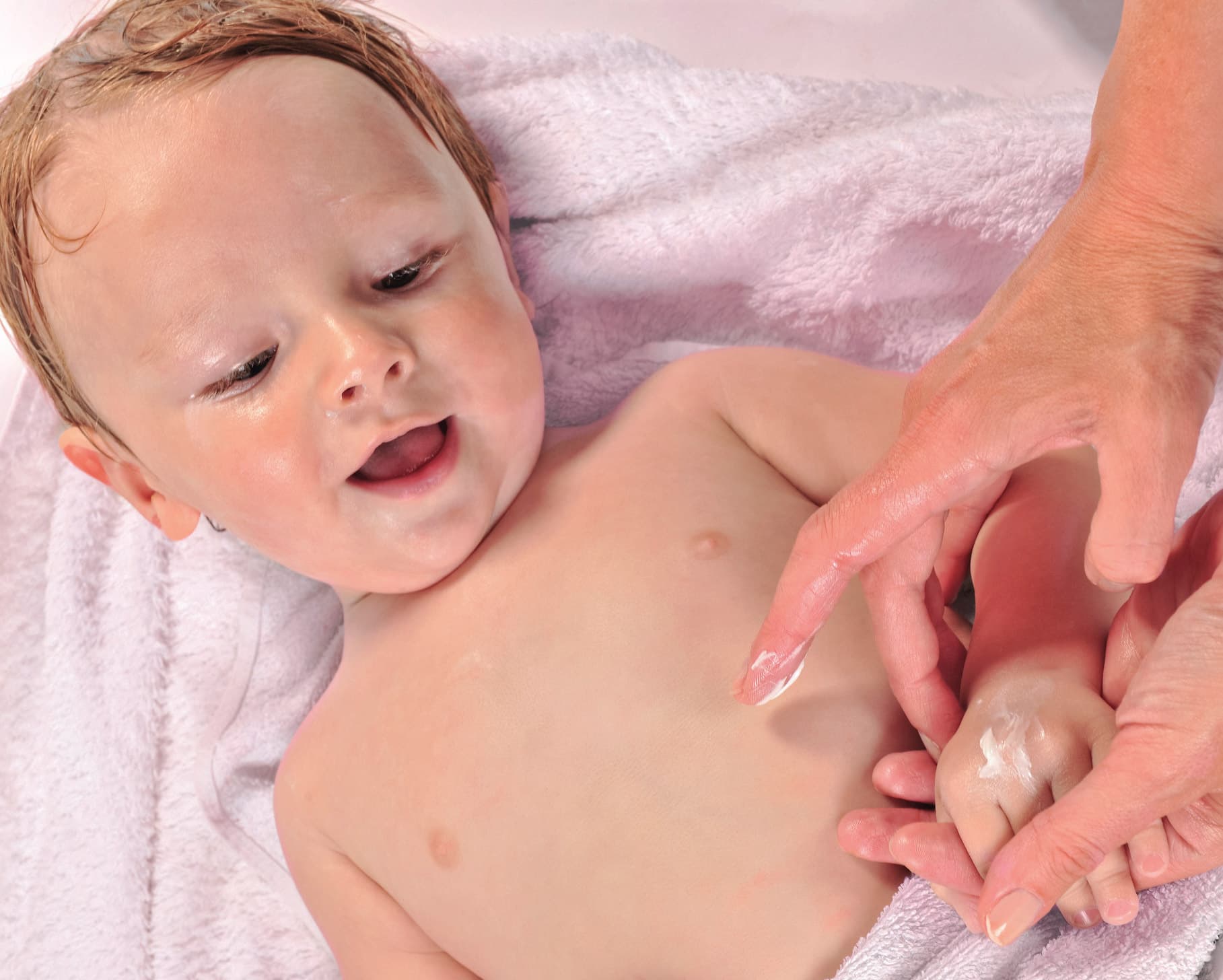 Topische Cortisontherapie: Genaue „Eincreme-Regeln“ helfen den Eltern.