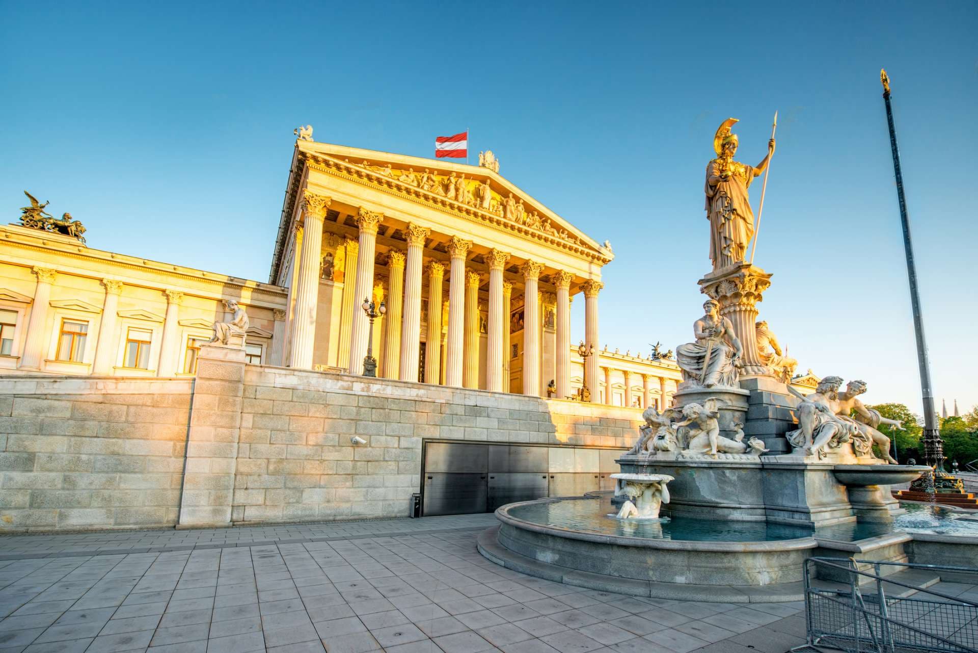 Österreichisches Parlamentsgebäude mit Athena-Statue an der Front in Wien bei Sonnenaufgang