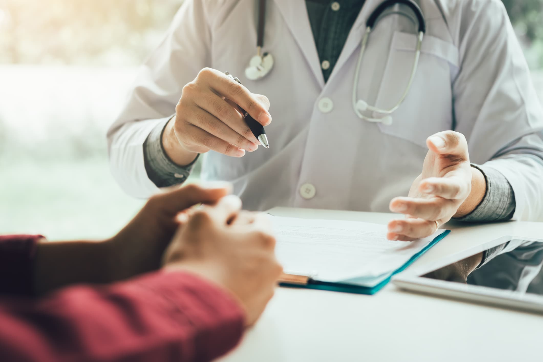 Arzt spricht mit dem Patienten über Wechseljahre und Behandlung in der Zukunft.
