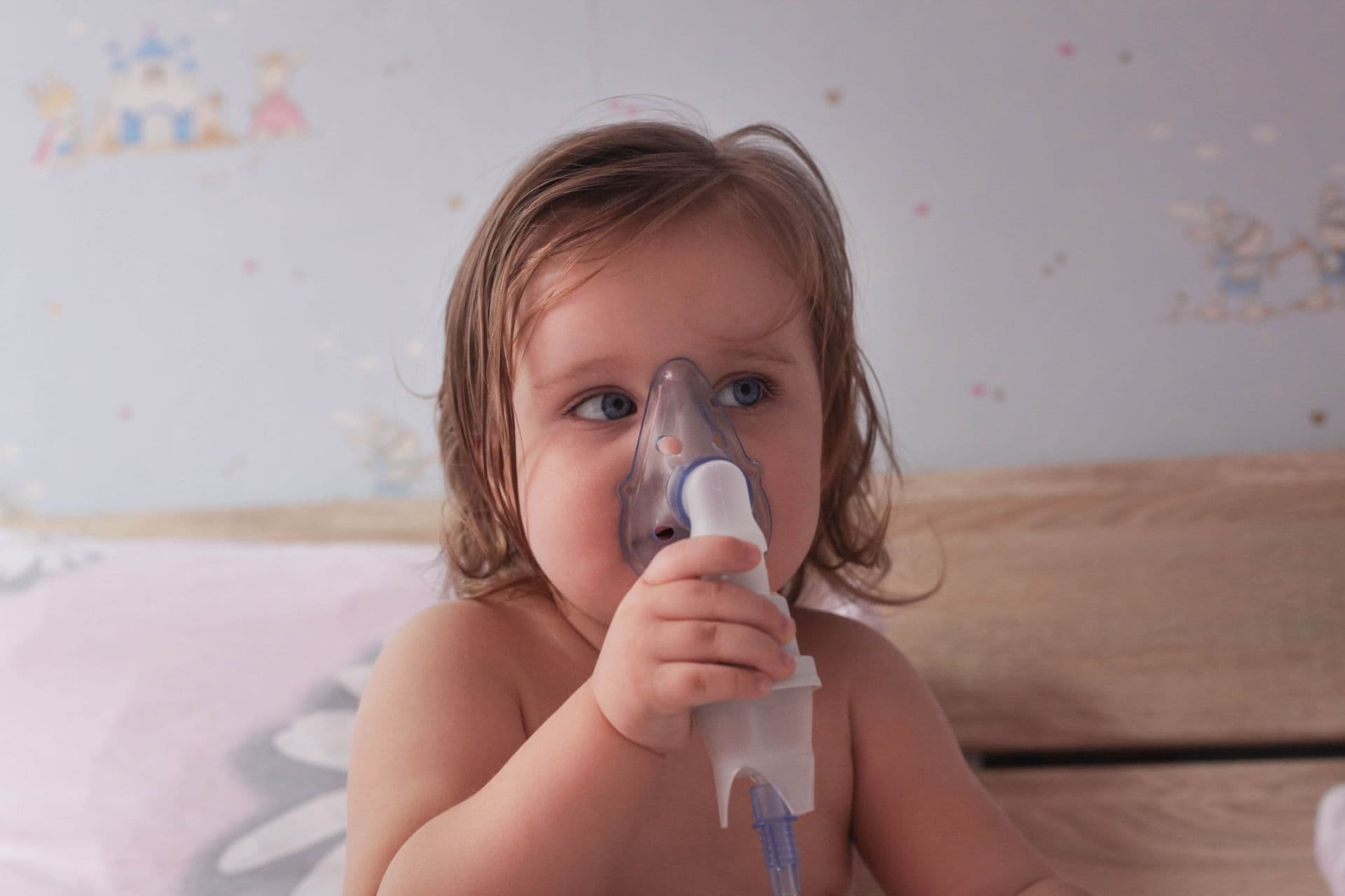 Weibliches Kind mit Inhalator allein.