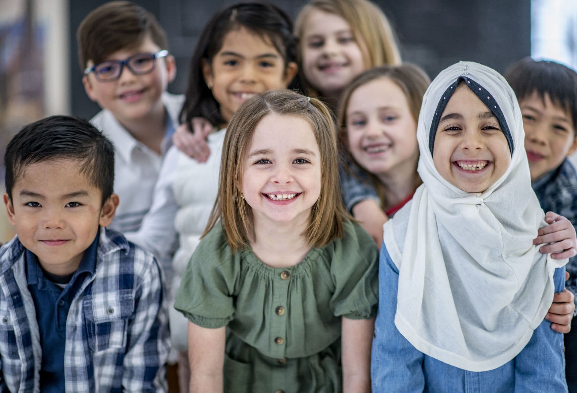 Grundschüler gruppiert lächelnd