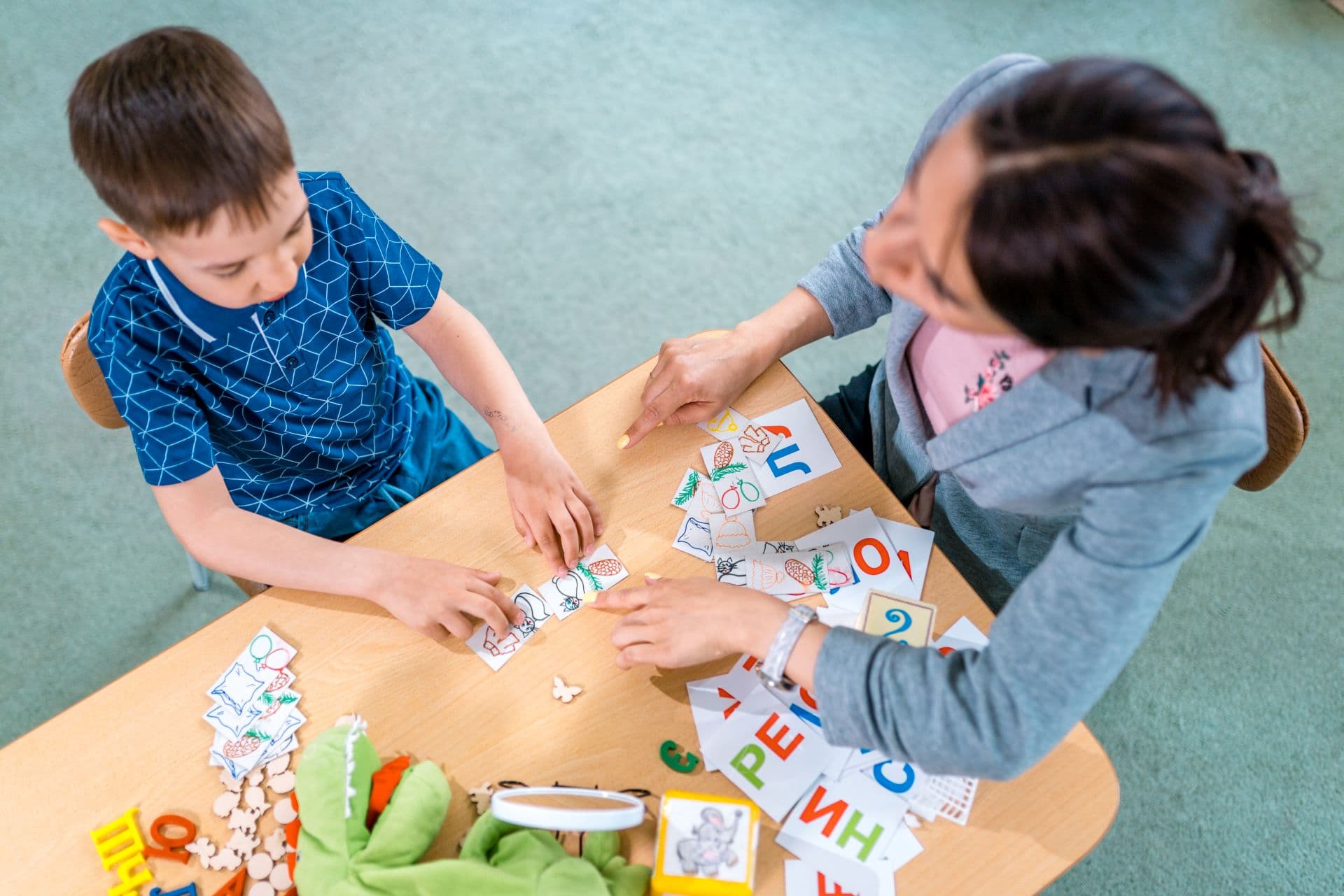 Lehrerin und Schülerin im Einzelunterricht. Grundschulbildung