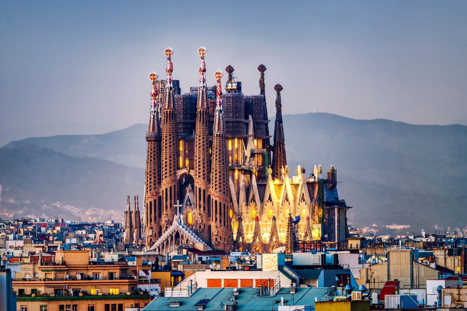 Luftaufnahme der Sagrada familia mit der Skyline von Barcelona bei Sonnenuntergang. Spanien