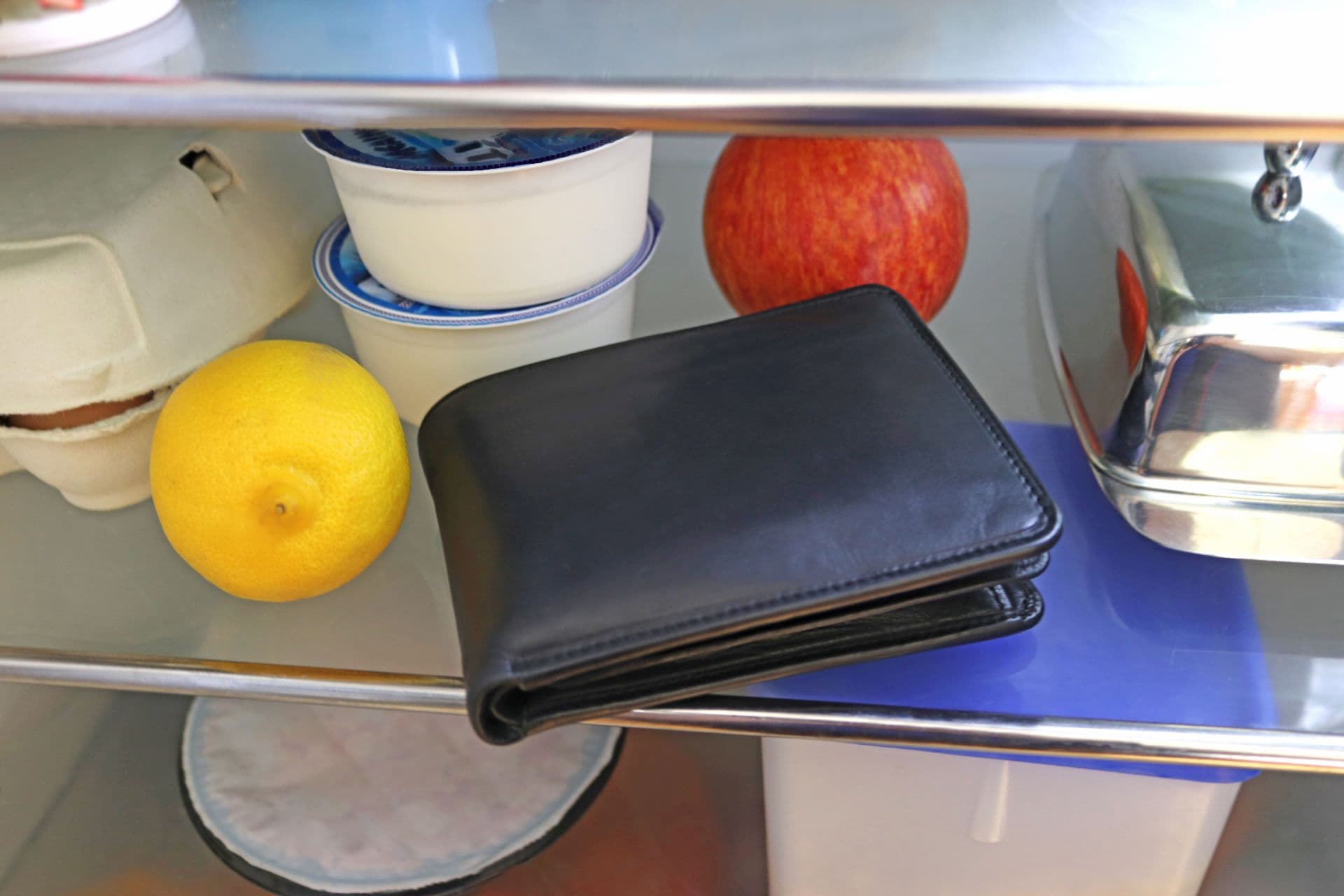 Brieftasche im Kühlschrank, Symptom für Demenz oder Alzheimer