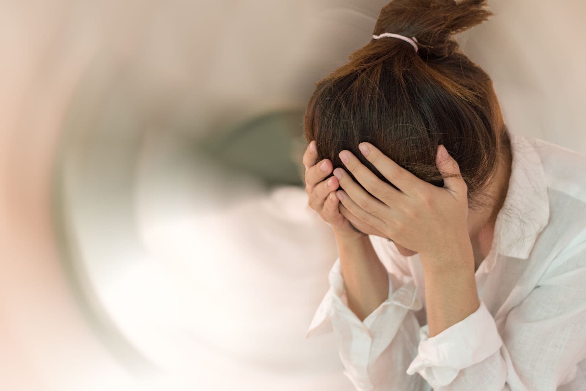 Schwindelkrankheitskonzept. Frau Hände auf seinem Kopf fällen Kopfschmerzen schwindelerregendes Gefühl von Schwindel, ein Problem mit dem Innenohr, dem Gehirn oder dem sensorischen Nervenweg.