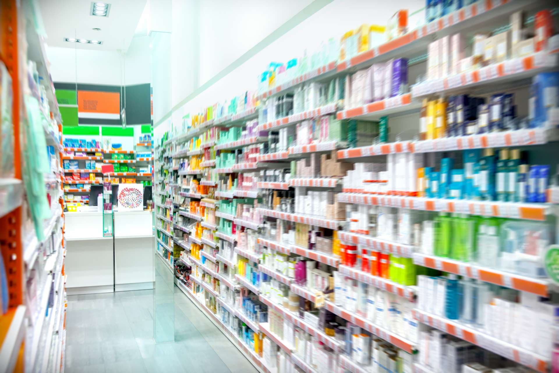 Medikamente in der Apotheke ausgestellt