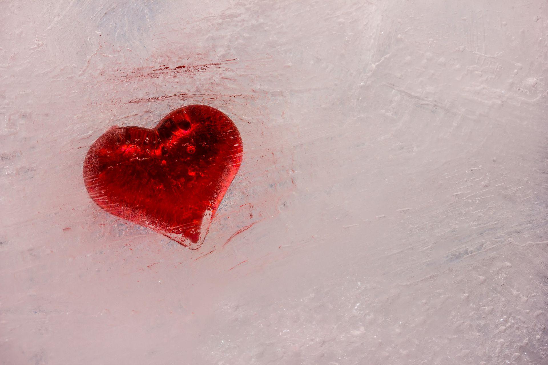 Rotes Leben rotes Herz in weißem Eis gefroren