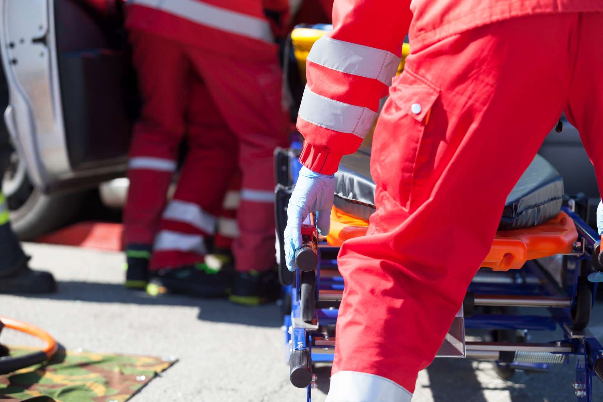 Sanitäter bei einer Rettungsaktion nach einem Autounfall