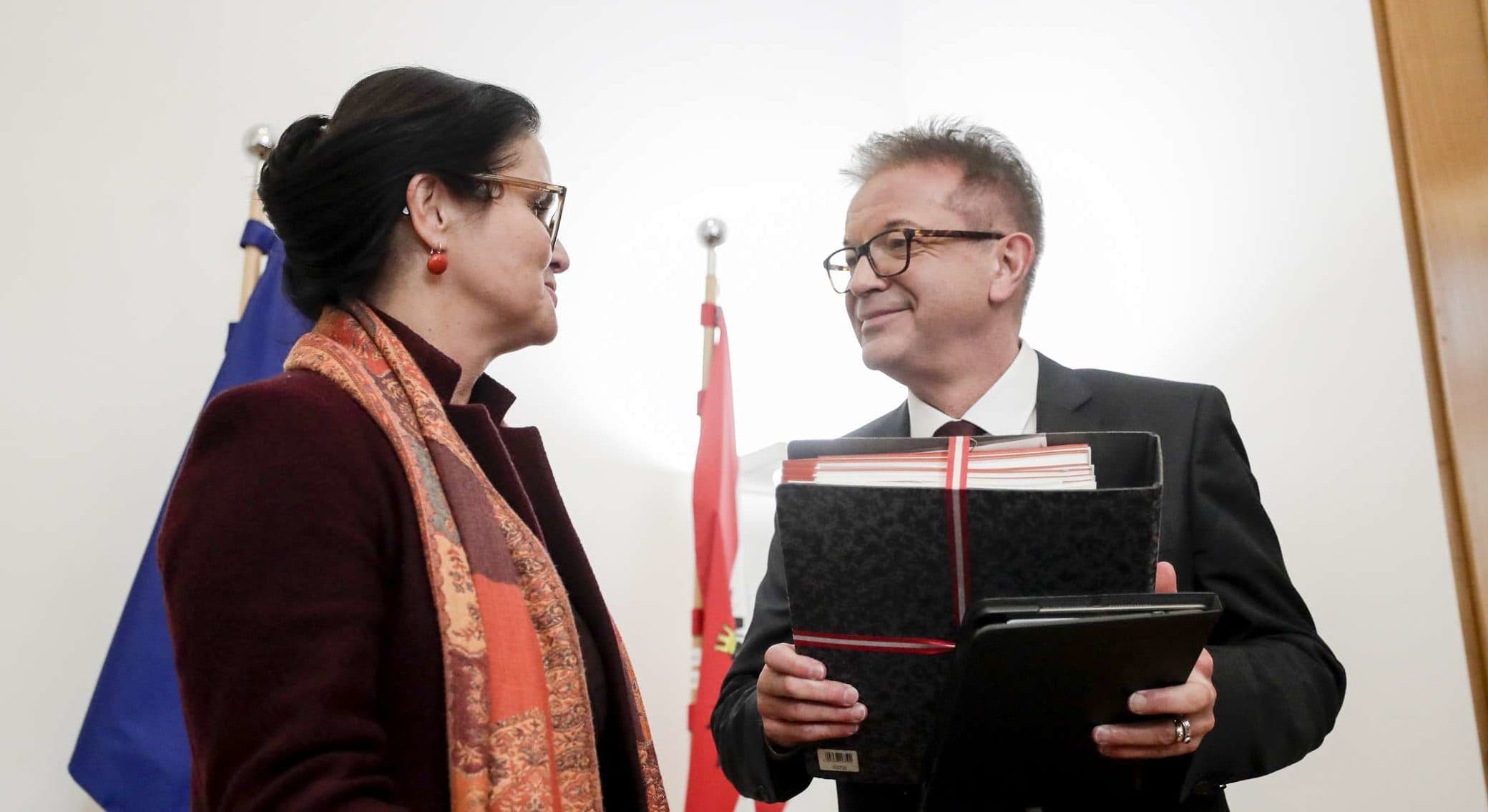 BILD zu OTS - Brigitte Zarfl bergibt ihr Amt an den neuen Sozialminister Rudolf Anschober