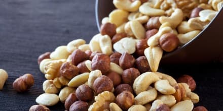 Schale mit Nüssen