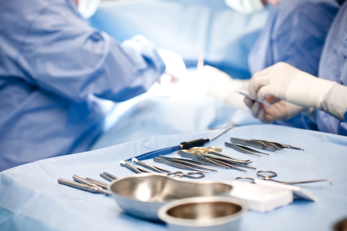 Operationstisch mit medizinischem Werkzeug