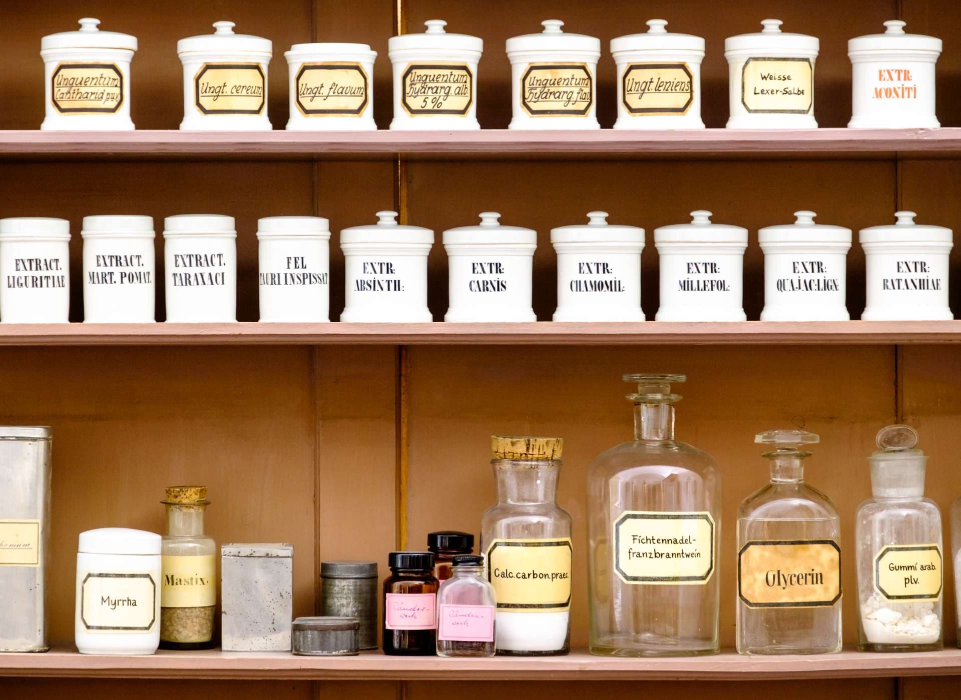 schöne antike Apotheke - alter Schrank