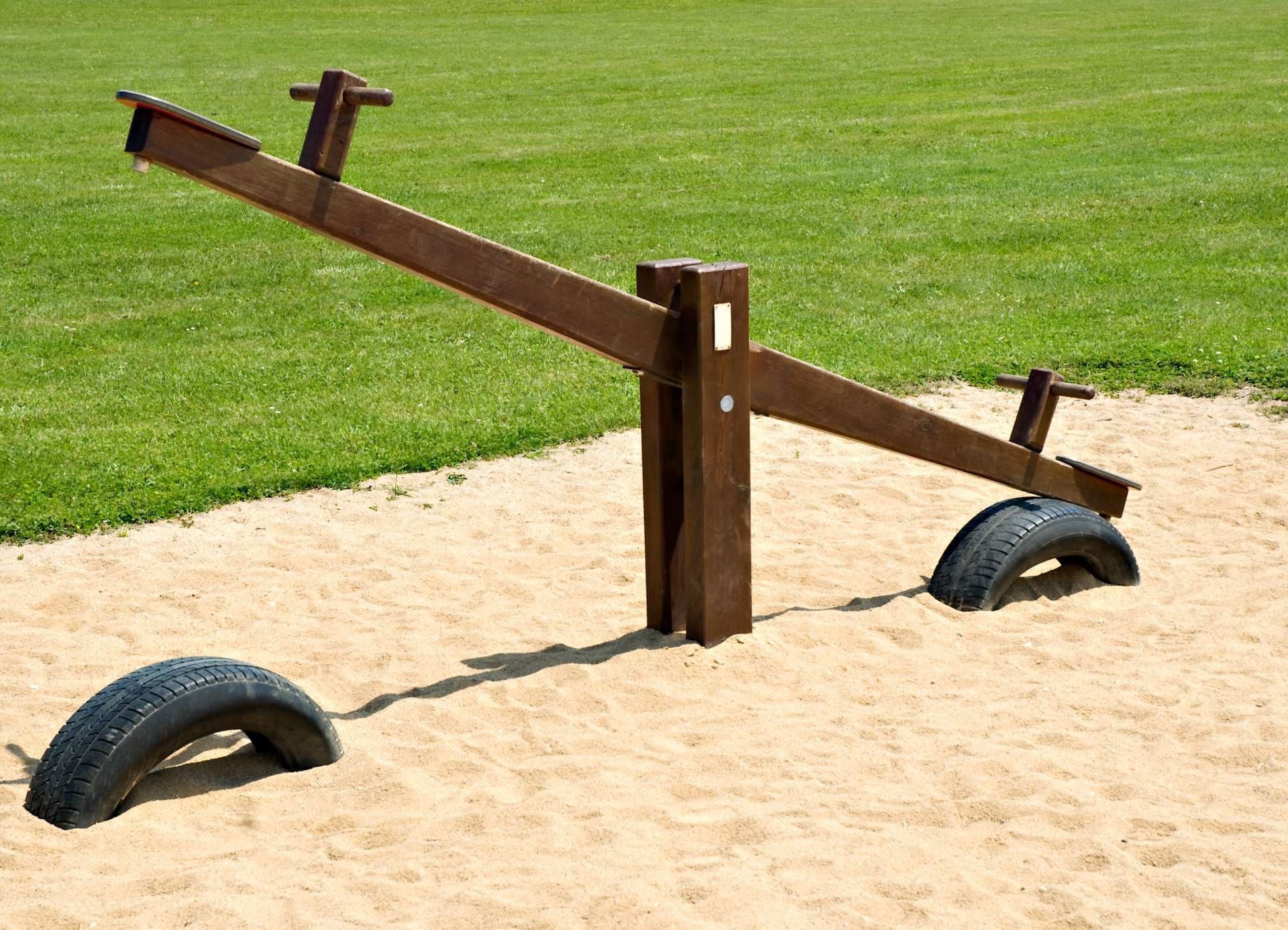 An einem Sommertag auf einem Kinderspielplatz sägen