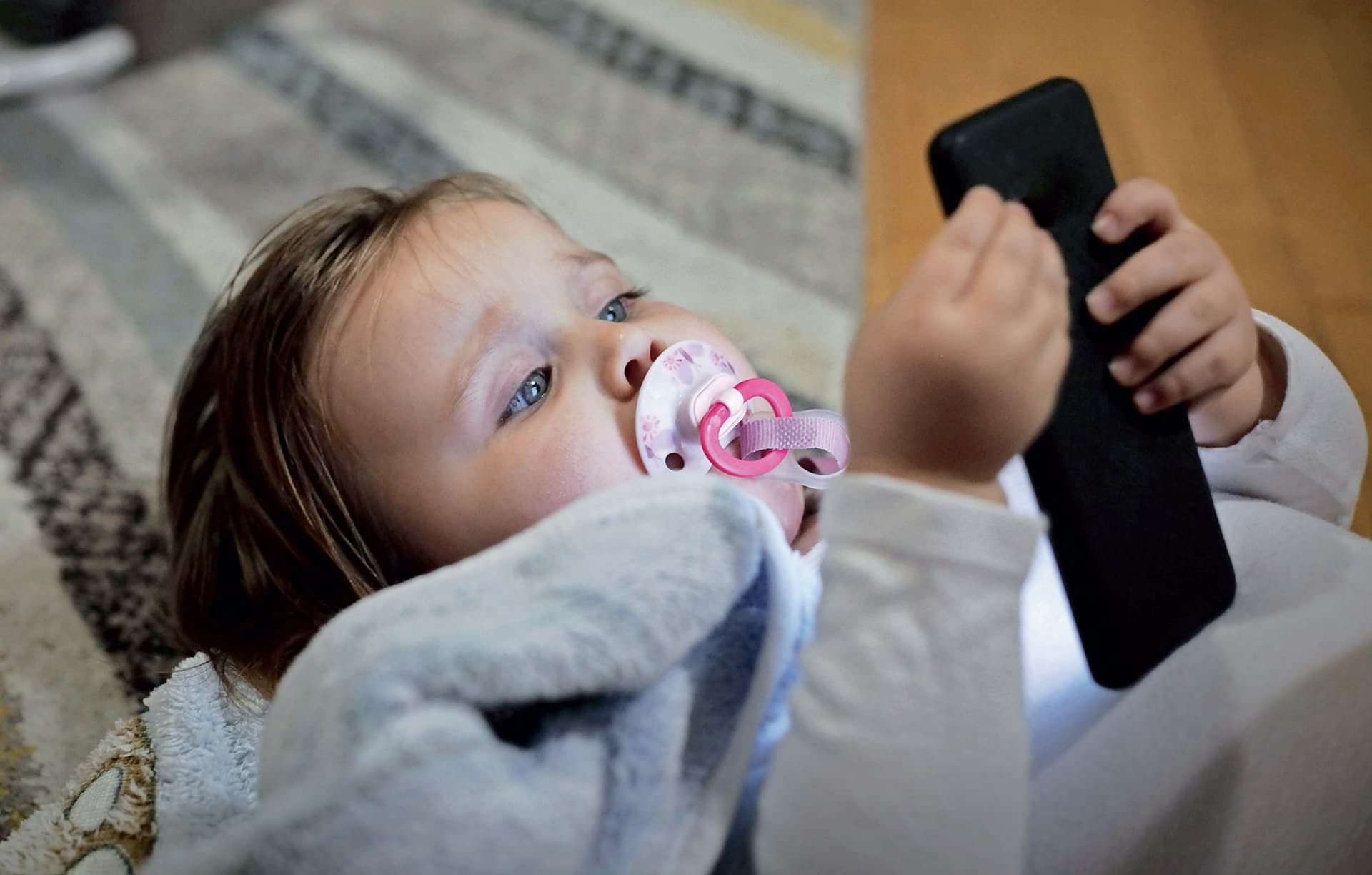 Baby mit Handy