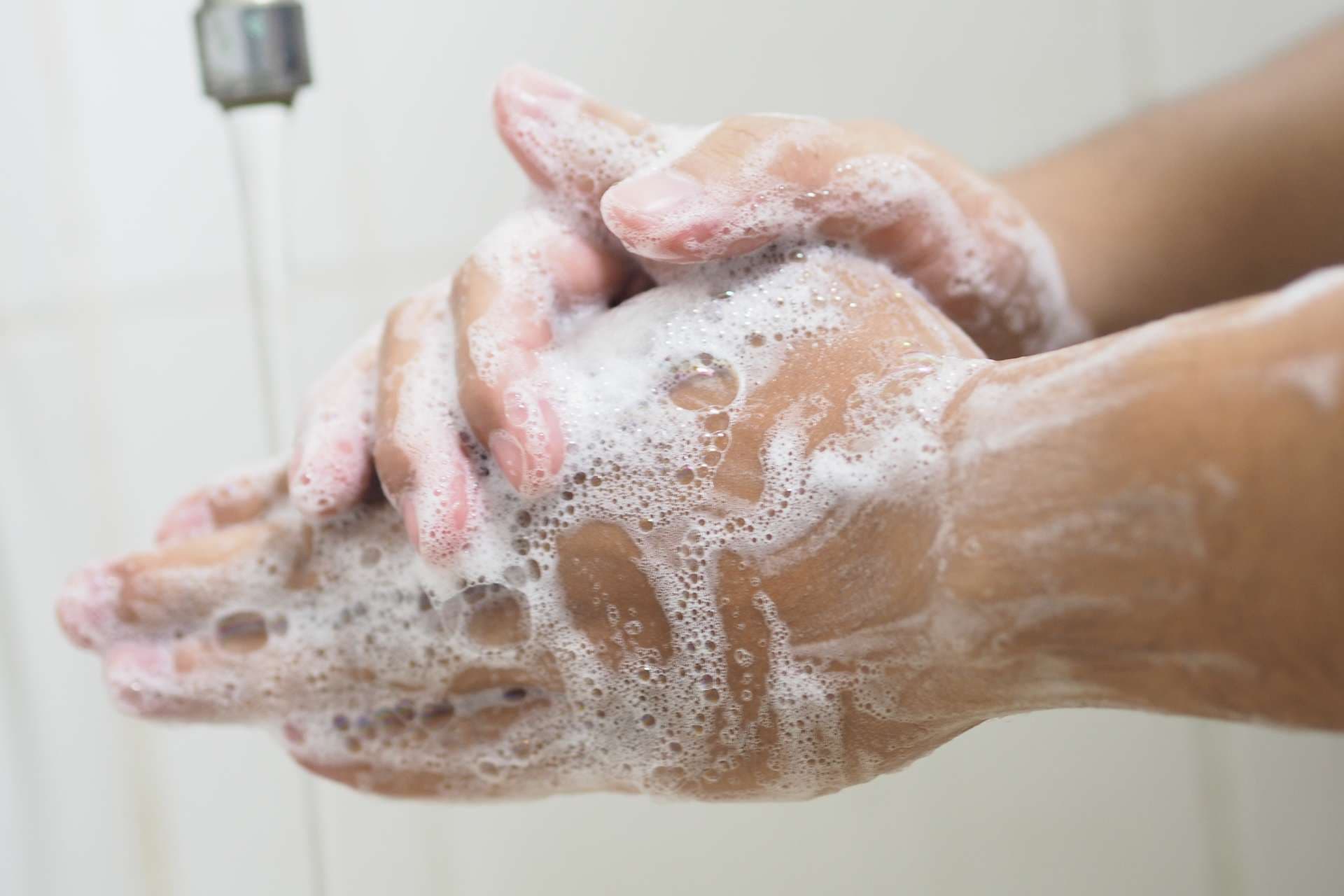 Nahaufnahme des medizinischen Personals, das sich die Hände wäscht. Hand Hygiene.