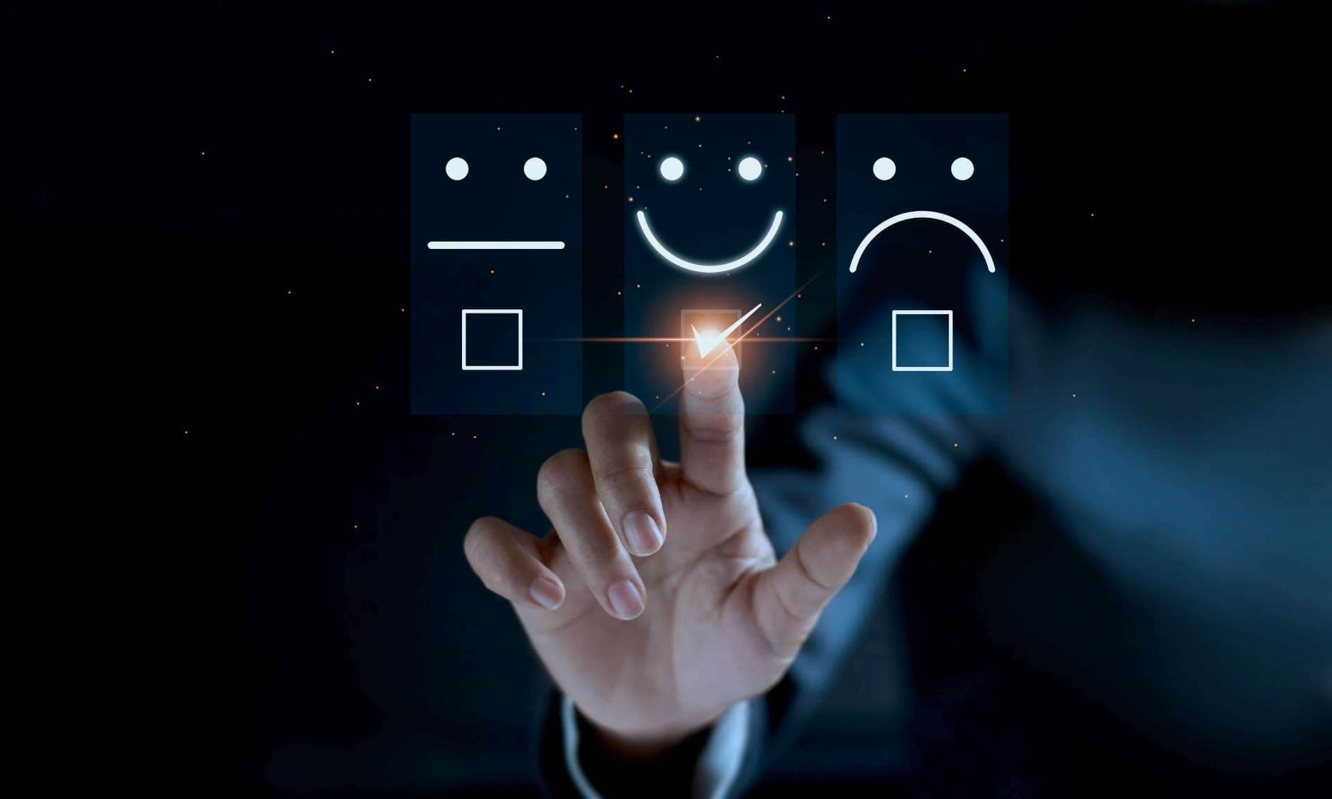 Finger des Geschäftsmannes, der das Emoticonlächeln des Gesichts des Symbols berührt und markiert, auf dunklem Hintergrund, Service-Geist, Service-Bewertung. Zufriedenheits- und Kundenservicekonzept