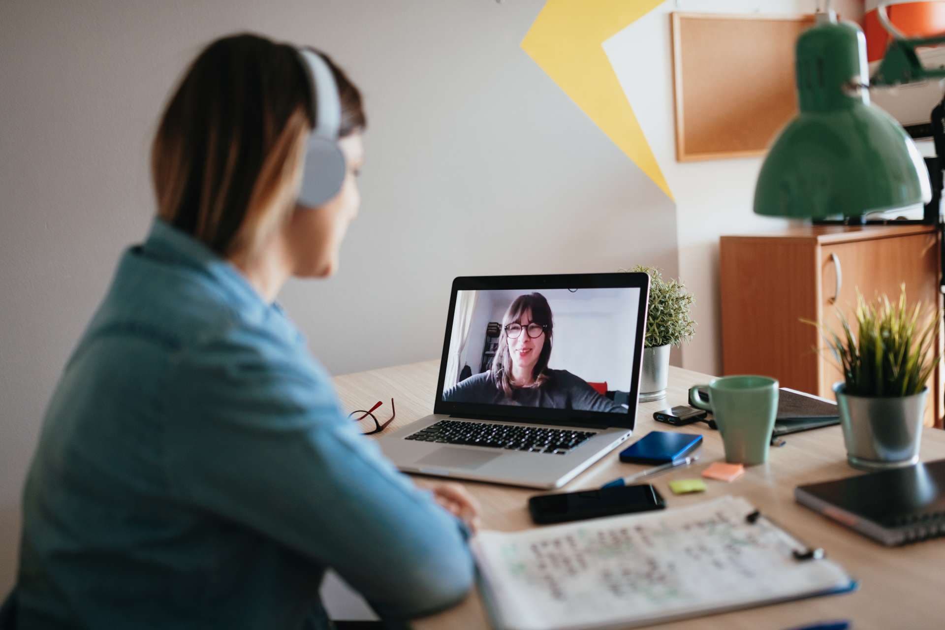 Frau Telefonkonferenz mit Schwester auf Laptop aufgrund von COVID-19-Sperre