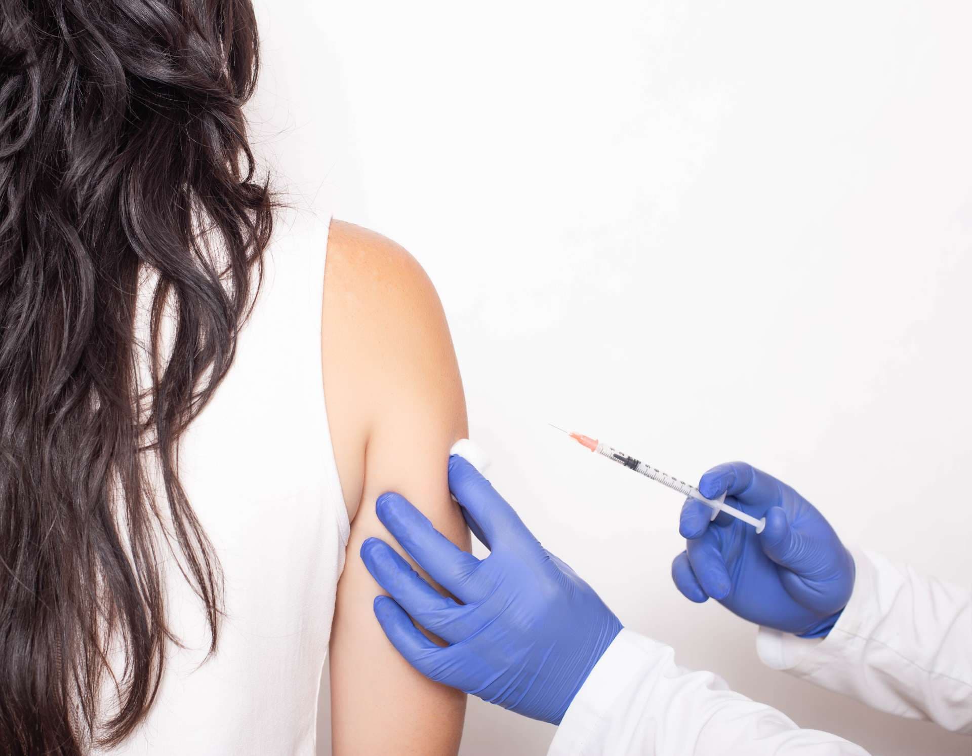 Allergologe spritzt einem jungen Mädchen, einem Arzt, gegen Allergien. Allergenspezifische Immuntherapie
