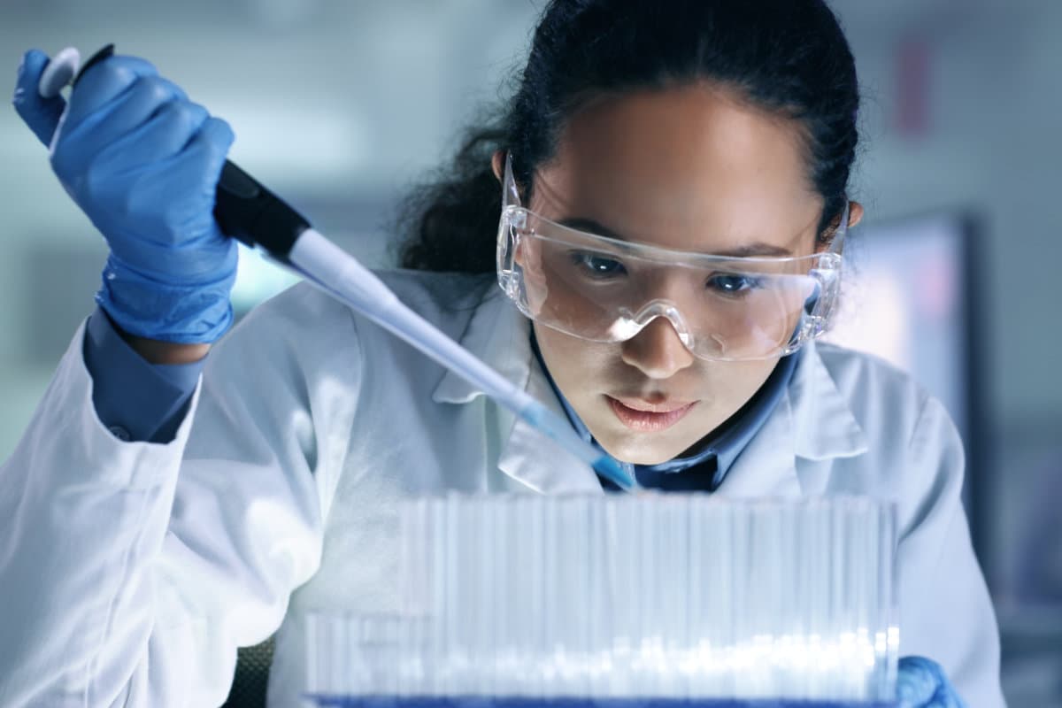 Forschung, Experiment und medizinischer Versuch, der von einem Wissenschaftler in einem Labor, einer wissenschaftlichen Einrichtung oder einem Krankenhaus durchgeführt wird. Ein junger, ernsthafter und professioneller Forscher, der organisiert, sortiert oder eine Entdeckung macht