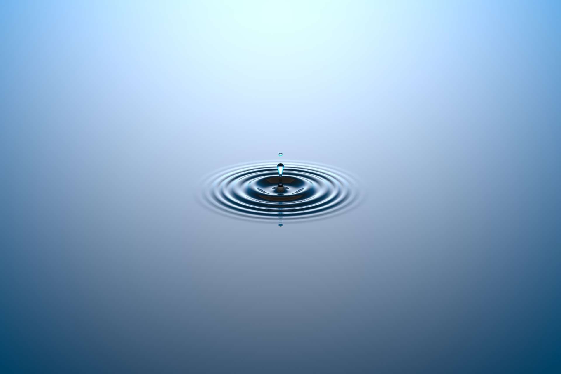 Wassertropfen fallen in die Wasseroberfläche