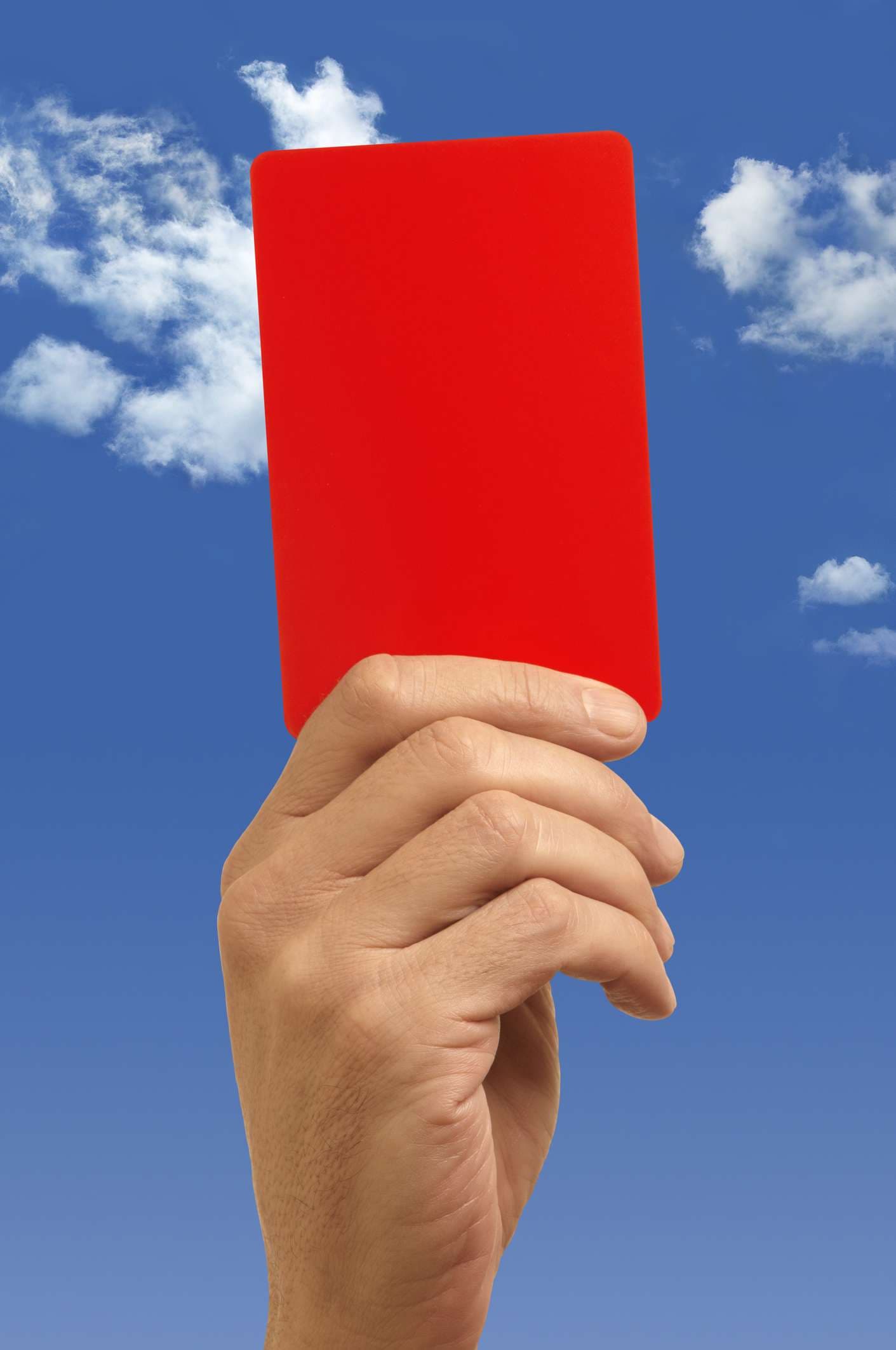 "Hand hält eine rote Karte mit blauem Himmel"