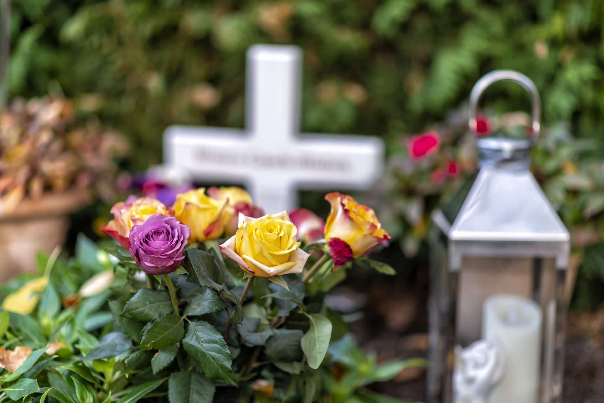 Friedhof in Deutschland mit alten Gräbern