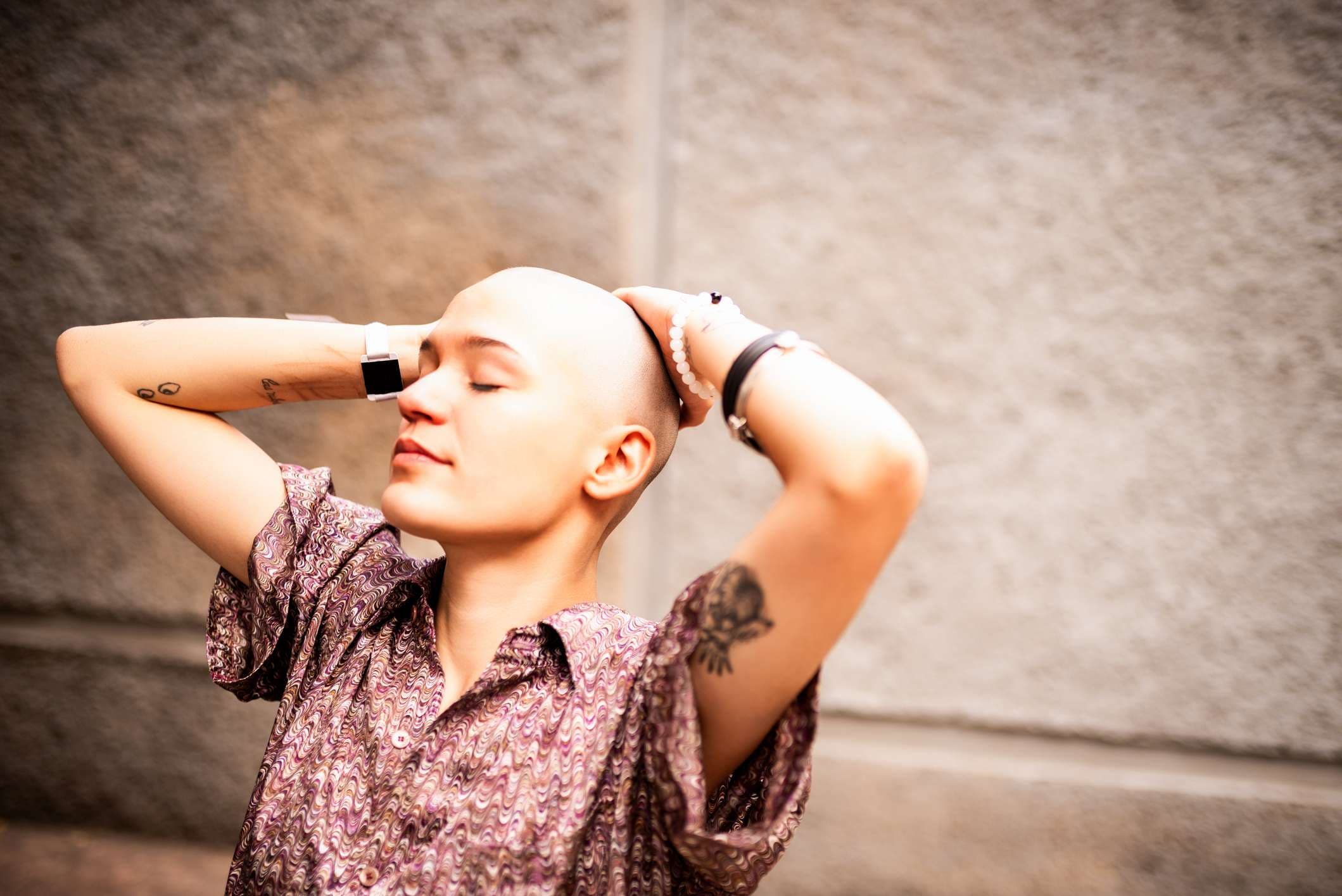 Horizontales Porträt einer androgynen Frau.