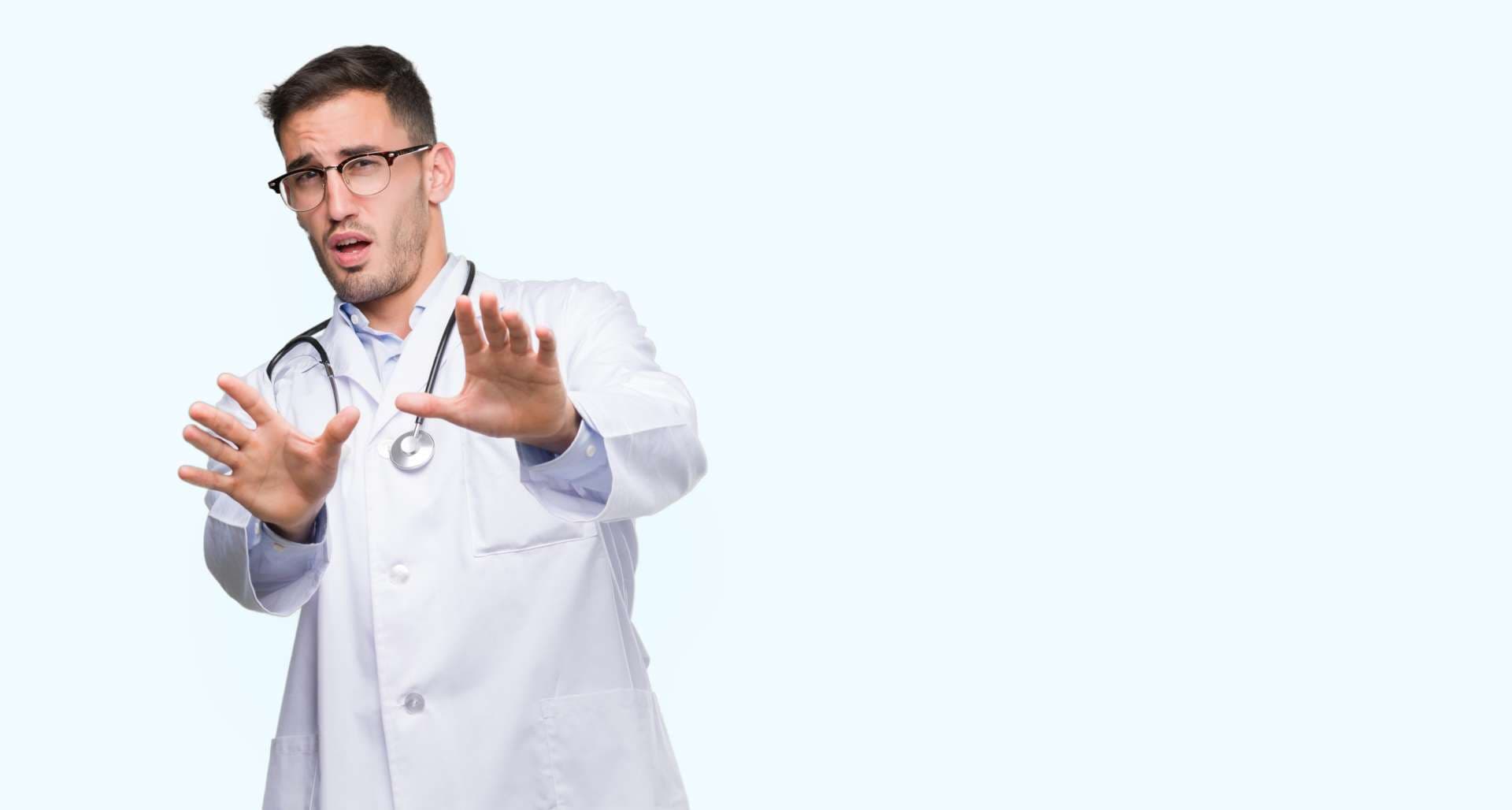 Doktor Mann Angst und Angst vor Angst Ausdruck Stop Geste mit den Händen, vor Schock schreien. Panikkonzept.