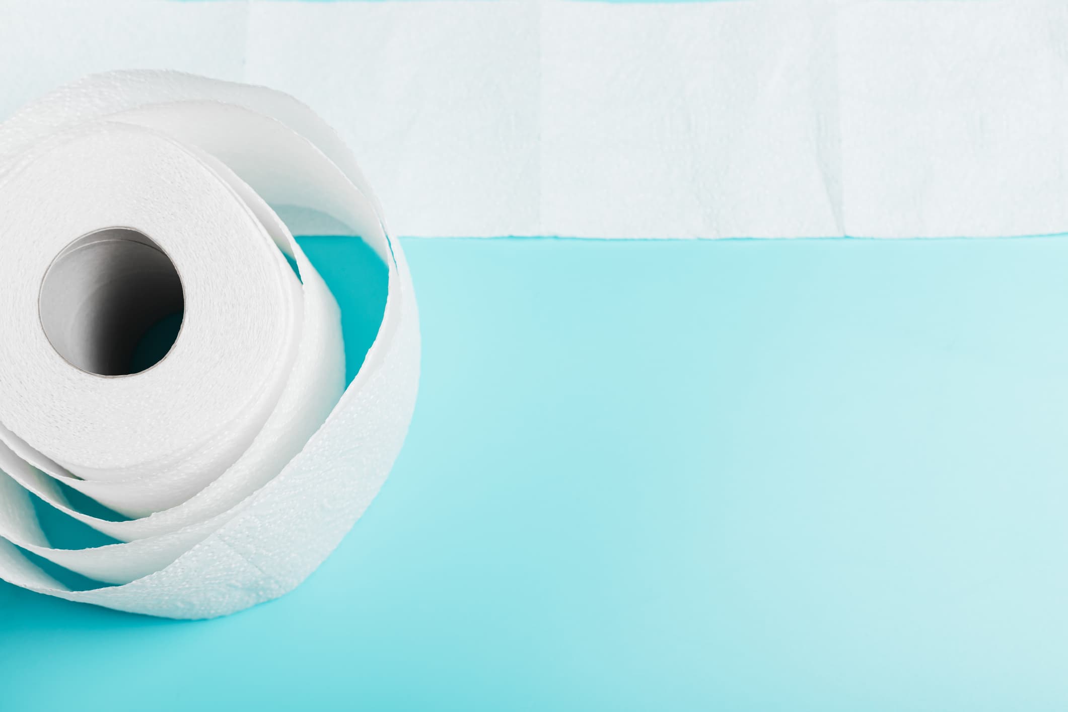 Toilettenpapier auf blauem Grund. Draufsicht. Das Konzept von Hygiene, Sauberkeit