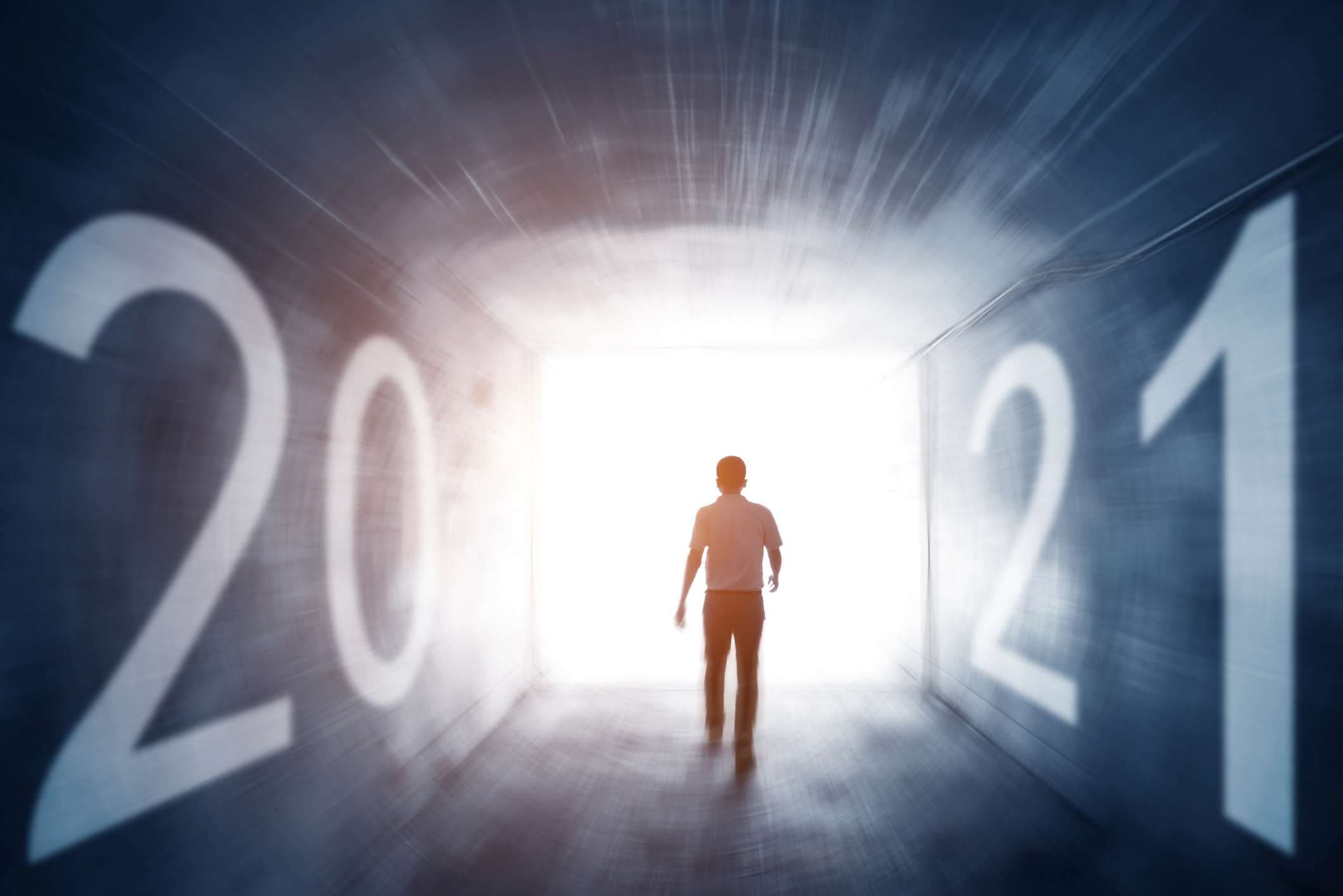 Rückansicht eines Mannes, der in das Jahr 2021 geht