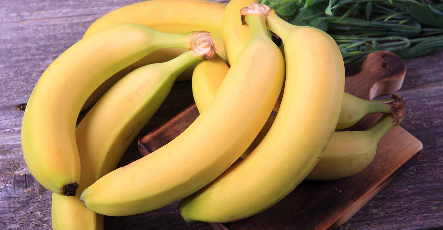 Reife Bananen auf einem Holztisch