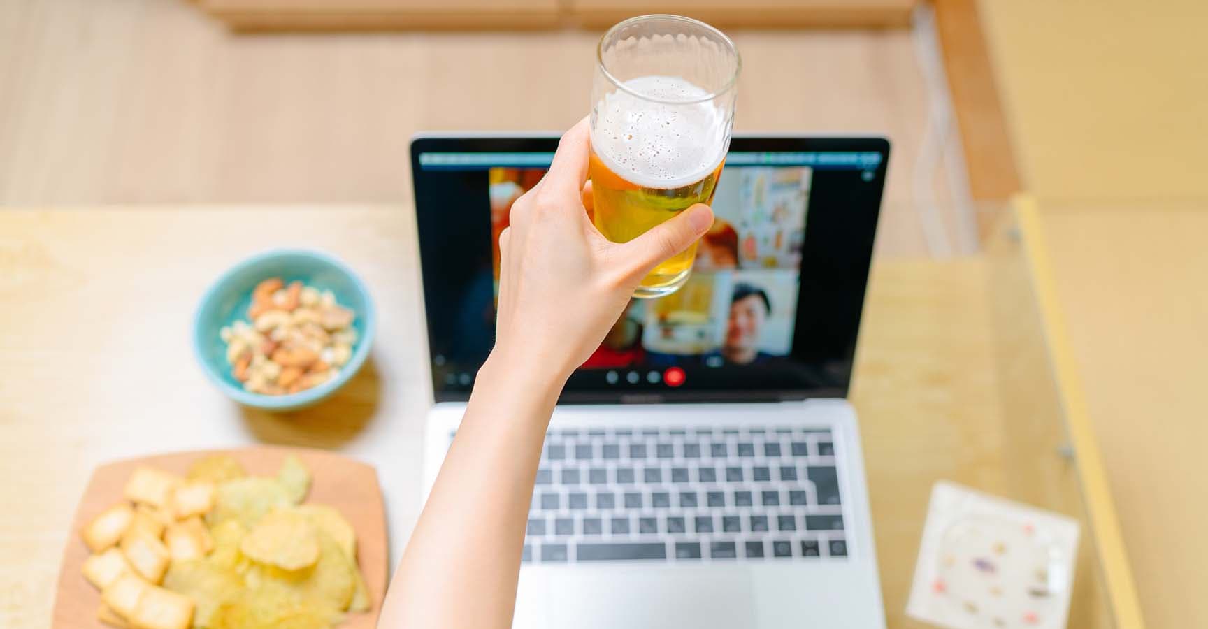 Party mit Bier und Chips via Zoom-Konferenzschaltung.