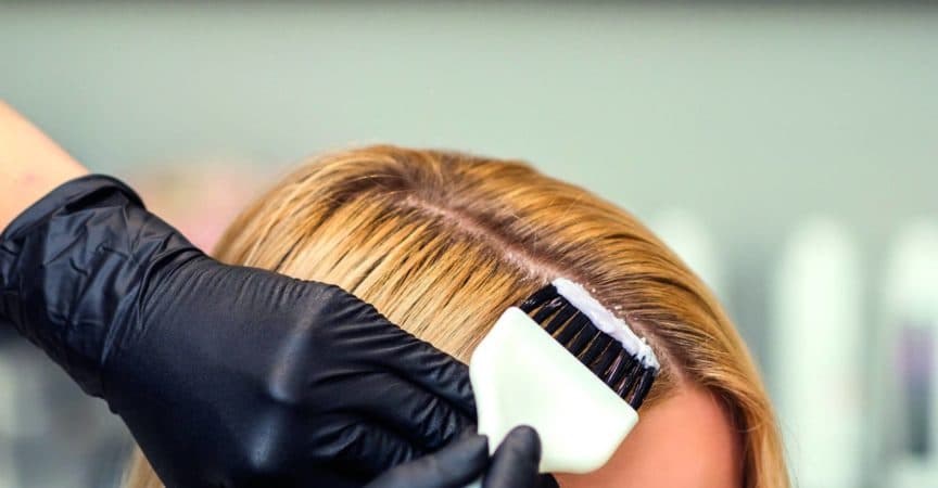 Frau, deren Haare gefärbt oder gebleicht werden