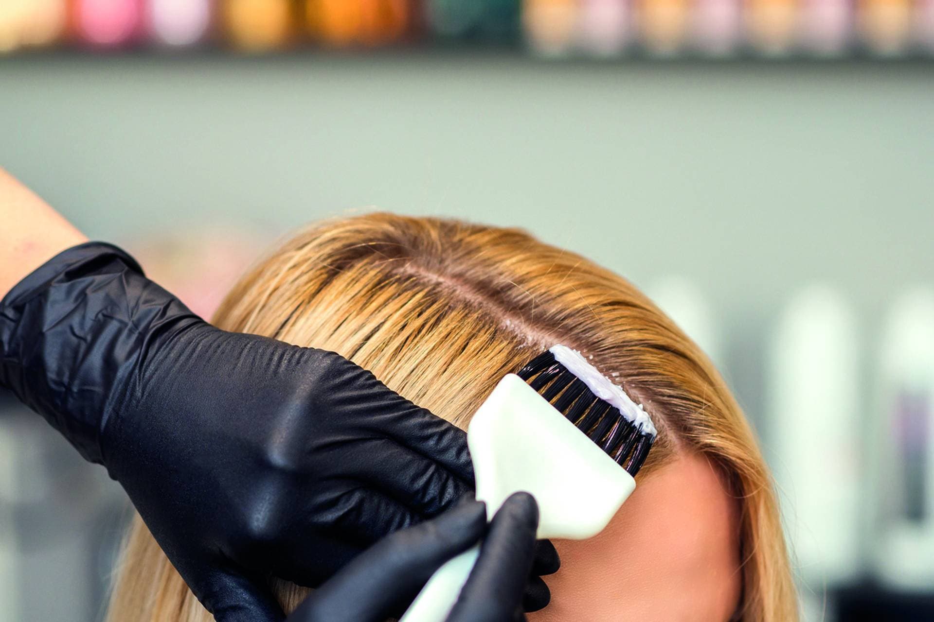Frau, deren Haare gefärbt oder gebleicht werden