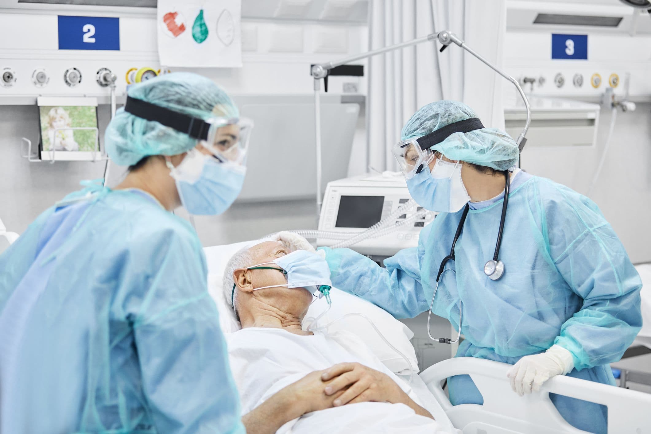 Ärztin im Gespräch mit Patient entlang Mitarbeiter