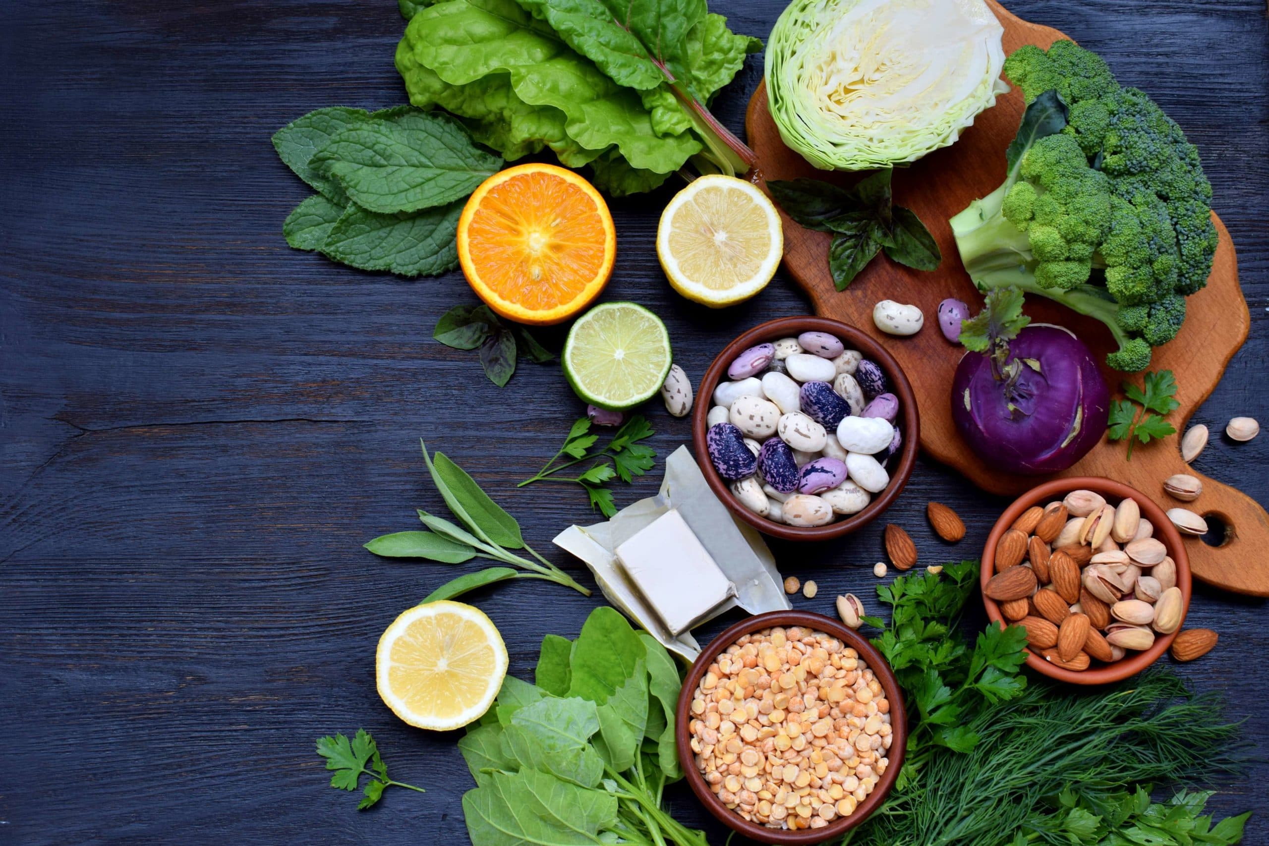 Zusammensetzung von Folsäure, Vitamin B9 & # 8211; grünes Blattgemüse, Zitrusfrüchte, Bohnen, Erbsen, Nüsse, Hefe. Draufsicht. Flach liegen